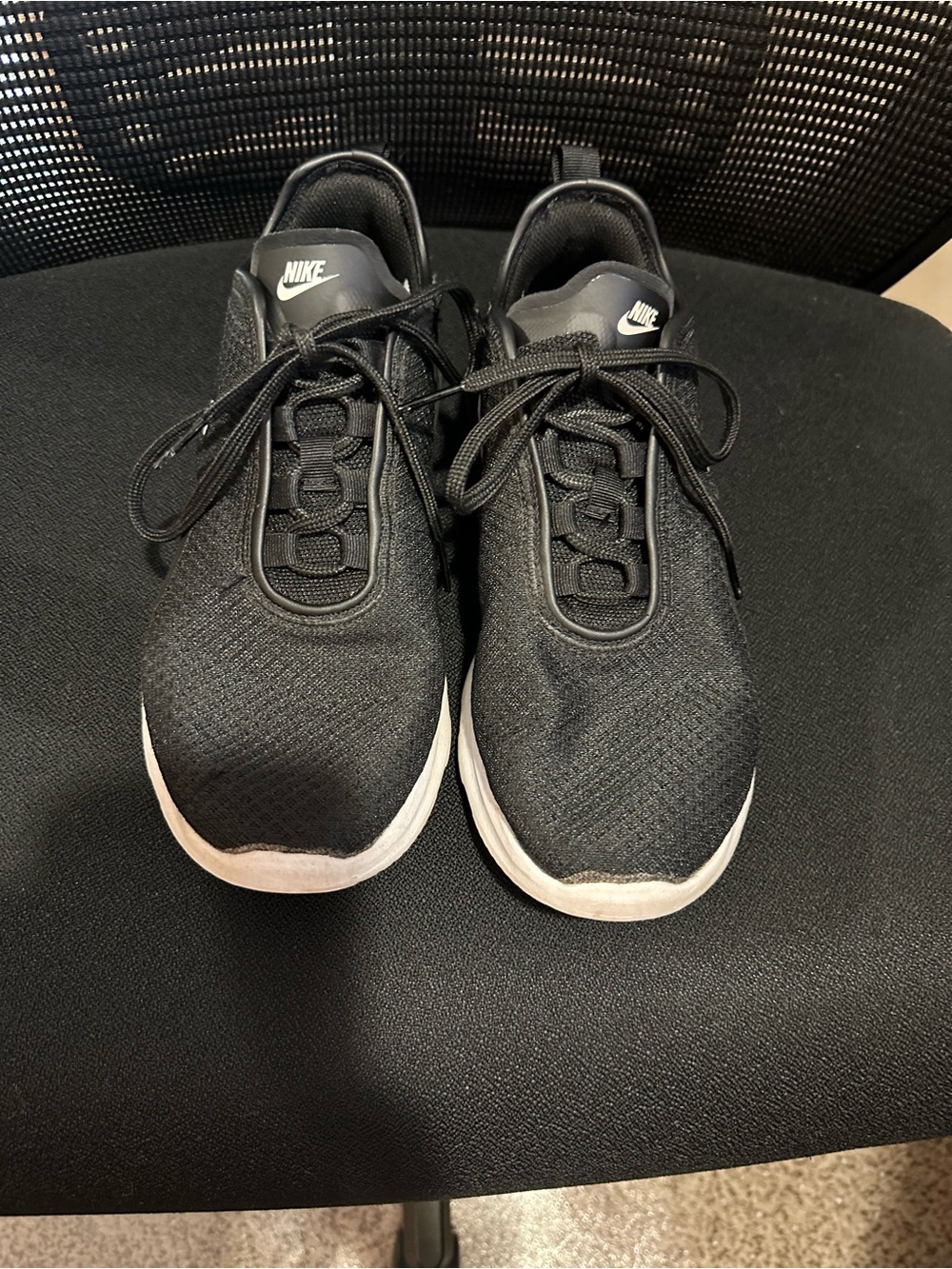 Nike Black and White Lightweight Athletic Sneakers GUC